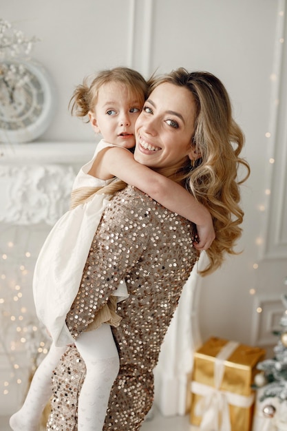 Mamá e hija jugando juntas en sudio blanco