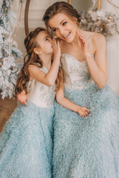 Mamá e hija en Navidad en casa