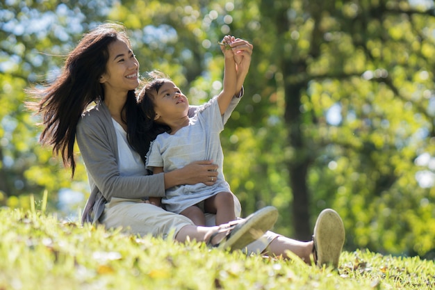 Mamá e hija en el parque disfrutan