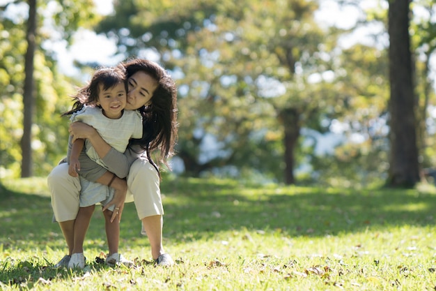 Mamá e hija en el parque disfrutan