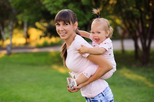 Mamá e hija en el parque en verano