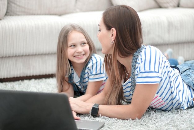 Mamá e hija pasan una tarde libre juntas.