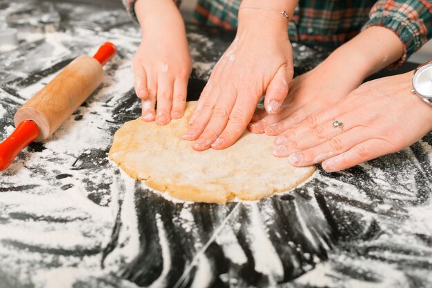 Mamá e hija pasan tiempo juntas haciendo masa de pan de jengibre.