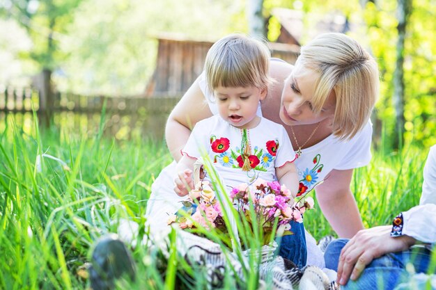 Mamá e hija pasan tiempo juntas en un paseo