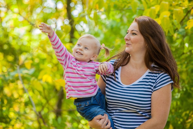 Mamá e hija a pasear en el verano Las alegrías de la maternidad.