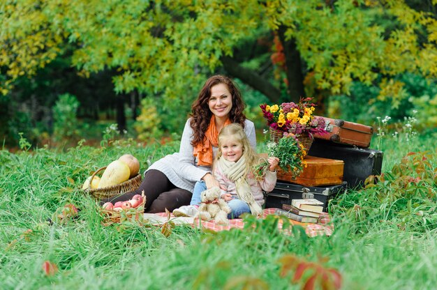 Mamá e hija en un picnic