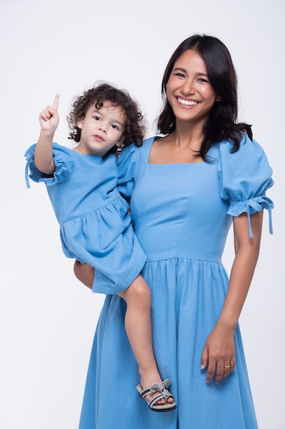 Mamá e hija posando