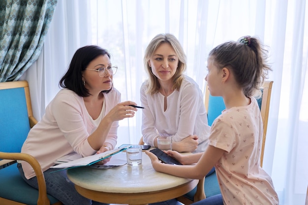 Mamá e hija preadolescentes en una reunión con un terapeuta psicólogo