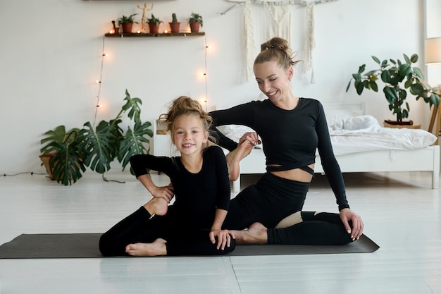 Mamá e hija sonriendo durante el entrenamiento