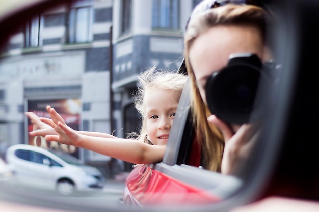 Mamá e hija viajan en auto