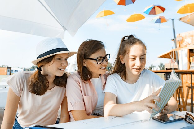 Mamá e hijas adolescentes se divierten hablando