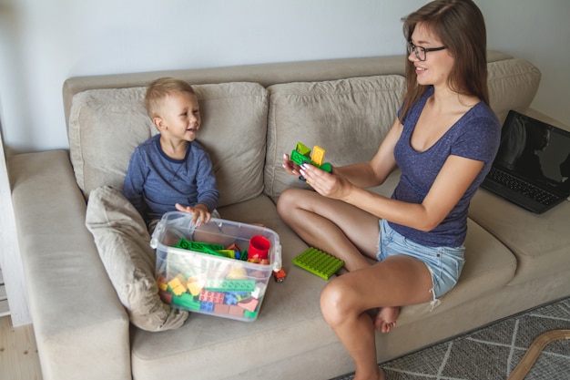 Mamá e hijo jugando juntos, juguetes de bloques de construcción