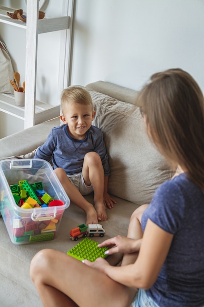 Mamá e hijo jugando juntos, juguetes de bloques de construcción