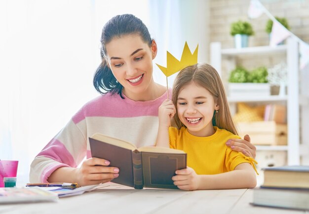 Mamá e hijo leyendo un libro