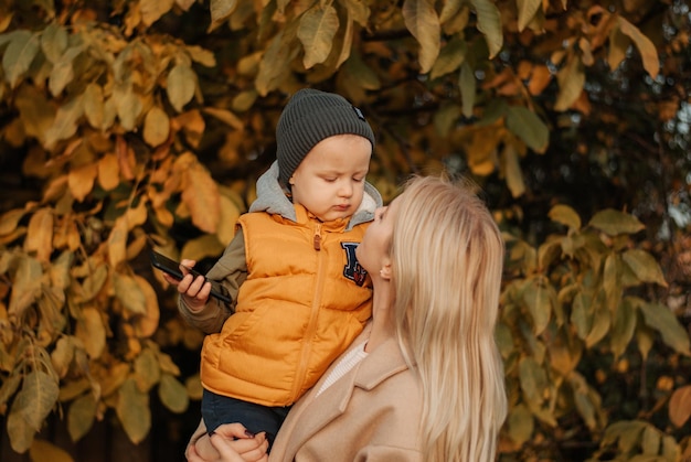 mamá e hijo luz del atardecer mamá sostiene a un bebé en sus brazos