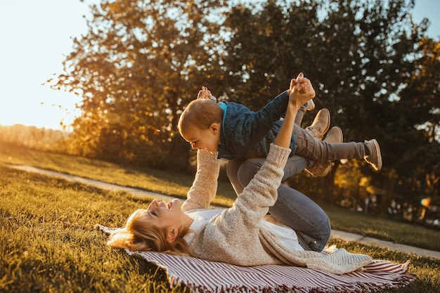 Mamá e hijo pasan lindos momentos juntos al aire libre