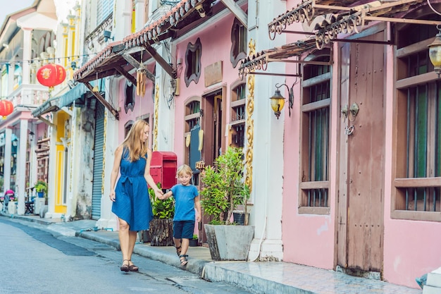 Mamá e hijo son turistas en la calle en estilo portugués Romani en la ciudad de Phuket. También se llama Chinatown o el casco antiguo. Viajar con el concepto de niños