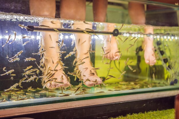 Mamá e hijo en el spa de pescado.