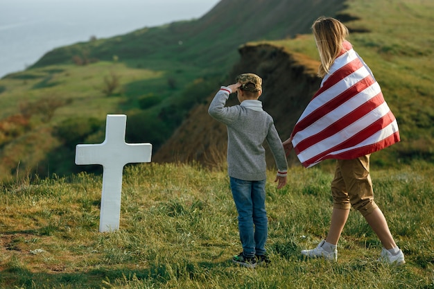 Mamá e hijo visitaron la tumba del padre en el día conmemorativo el 27 de mayo