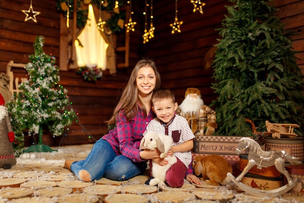 Mamá e hijos celebran las fiestas navideñas.