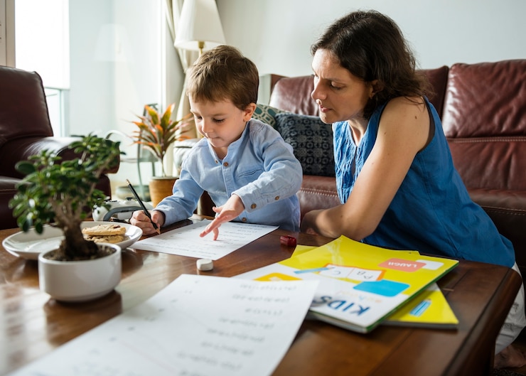Foto mamá enseñando a su hijo a hacer la tarea