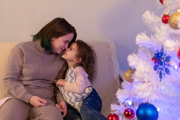 La mamá feliz con la hija en Navidad