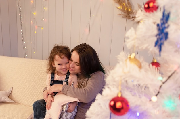 La mamá feliz con la hija en Navidad