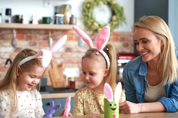 Mamá feliz con hijas durante la época de Pascua