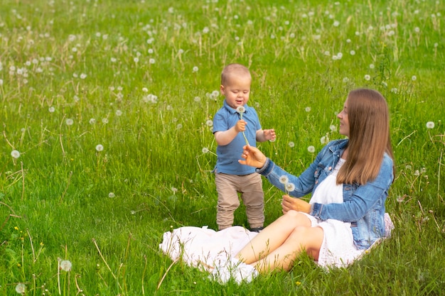 Foto mamá feliz con su hijo jugando