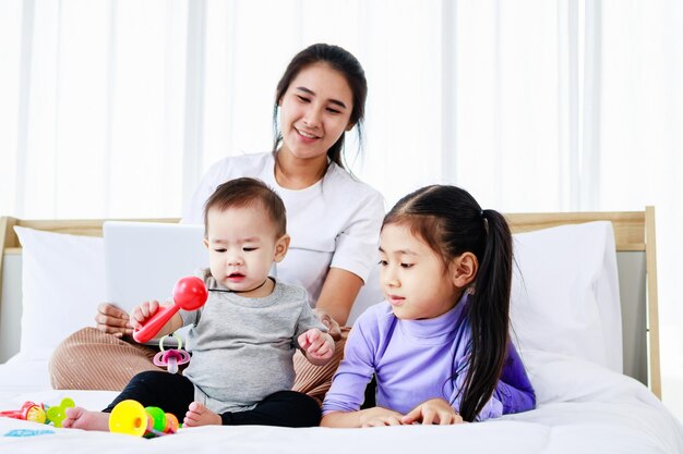 Mamá feliz trabajando freelance desde casa con un niño pequeño Concepto de madre soltera