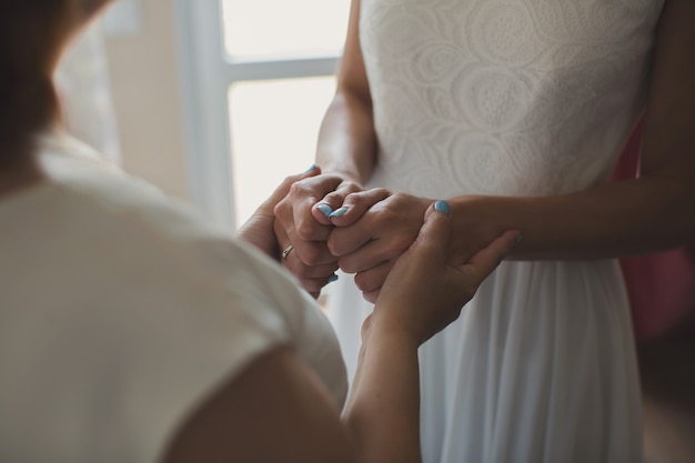 Mama hält die Hand ihrer Tochter