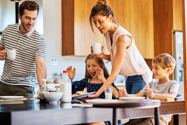 Mama hat ihren Favoriten zum Frühstück zubereitet Aufnahme einer Familie, die zu Hause zusammen frühstückt