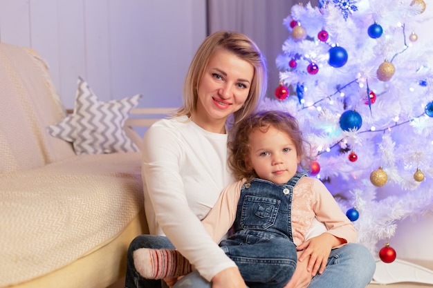 La mamá y la hija se divierten en Navidad