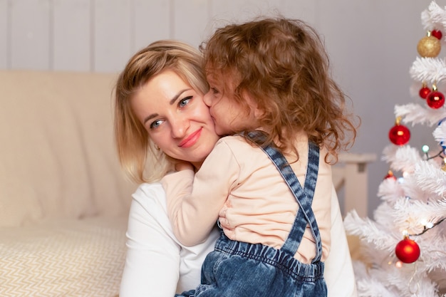 La mamá y la hija se divierten en Navidad