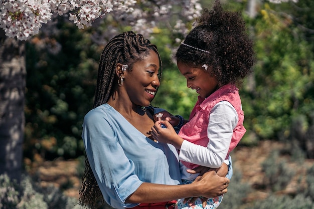 Mamá y hija felices en el parque