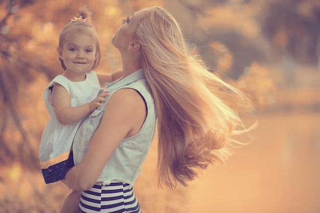 Mamá hija otoño puesta de sol retrato