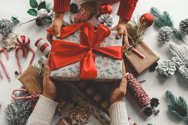 Mamá y hijo con un regalo de Navidad