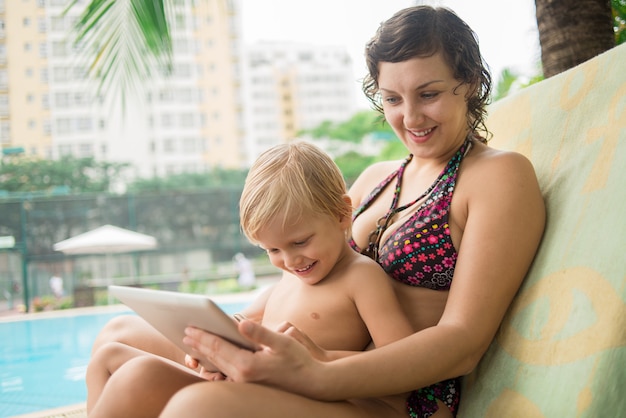 Mamá, hijo y touchpad