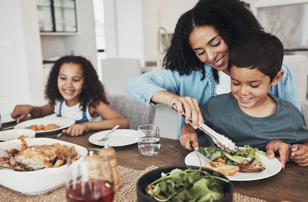 Foto mamá hijos y comer comida en casa juntos para el almuerzo cena y comida saludable familia feliz madre e hijos sonríen para cenar en casa con amor, cuidado y felicidad de una deliciosa cena