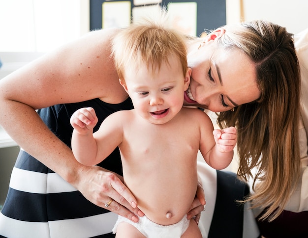 Mamá jugando con su bebe