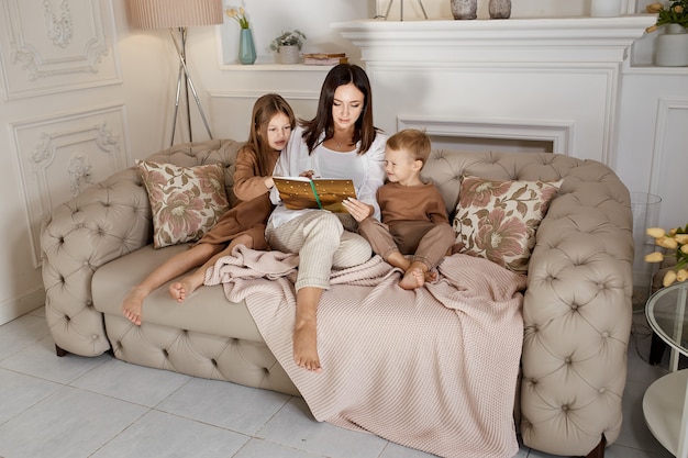 Mama liest den Kindern ein Buch vor