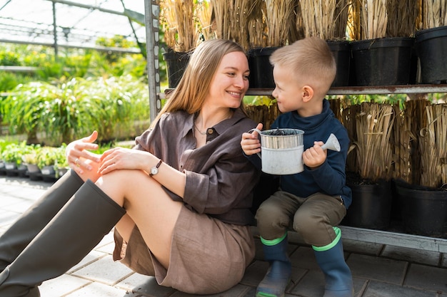 Mama mit ihrem Sohn auf der Blumenfarm