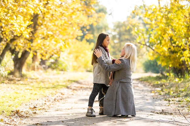 Mama mit ihrer Tochter im Herbst