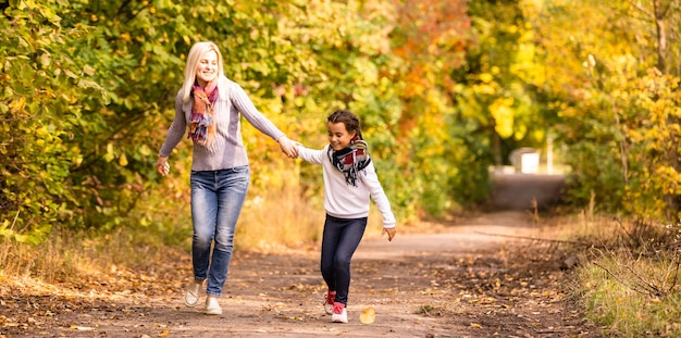 Mama mit ihrer Tochter im Herbst