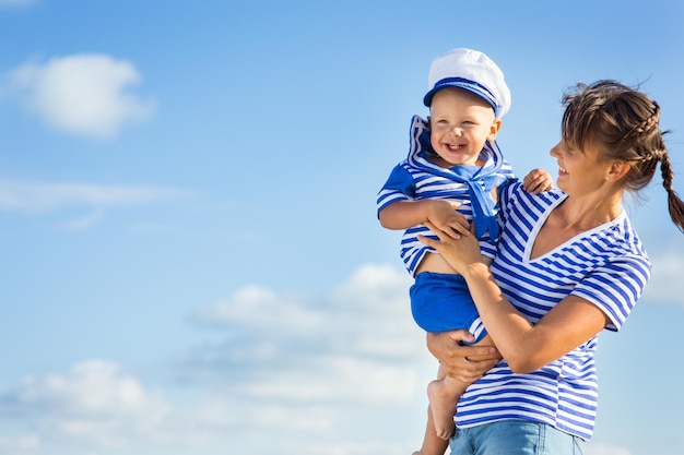 Mama mit Kind am Strand