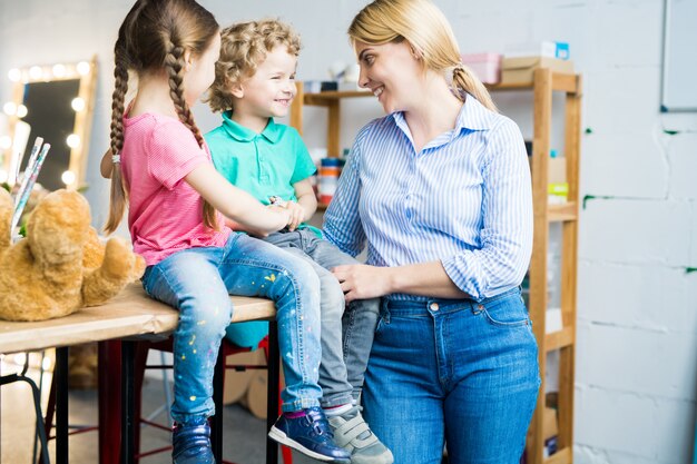 Mamá moderna con dos niños lindos