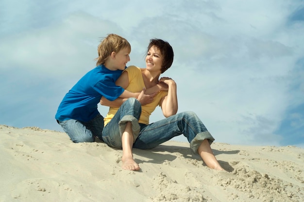 Mamá con niño en la arena