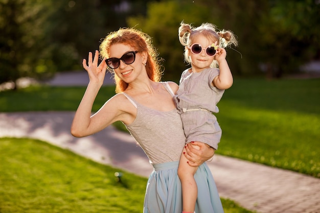 Mamá con un niño con gafas de sol