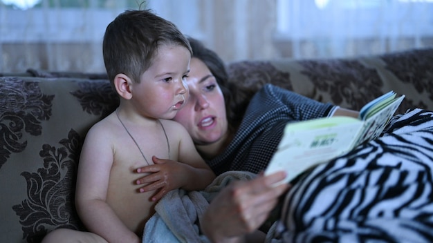 Mamá con un niño leyendo un libro