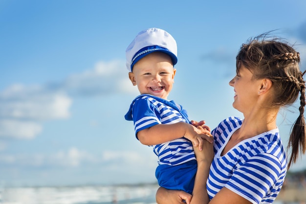 Mamá con un niño en la playa